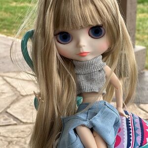 BLYTHE DOLL - BLOND - NEW